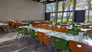 Mensa zum Mittagessen 